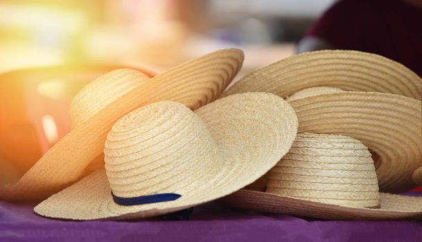 Шляпа летом / Сделано из натуральных материалов соломы или бамбуковой шляпы
 - Фото, изображение