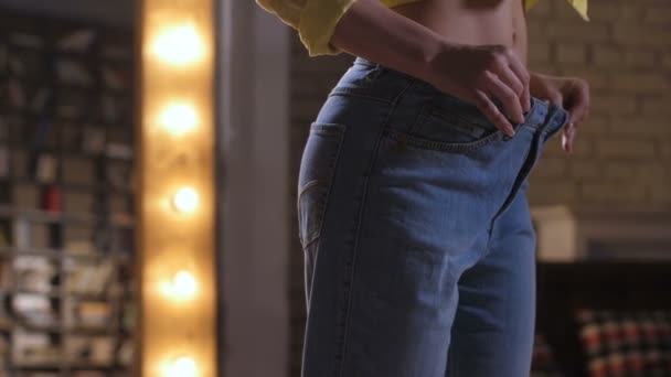 Vrouw in grote jeans genieten van haar verschijning - Video
