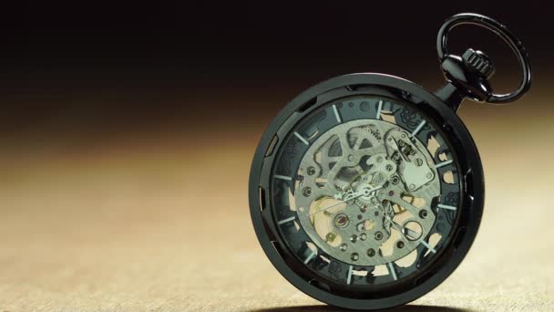 Closeup vieille montre de poche est en rotation. Concept de temps précieux et pas de temps libre
. - Séquence, vidéo