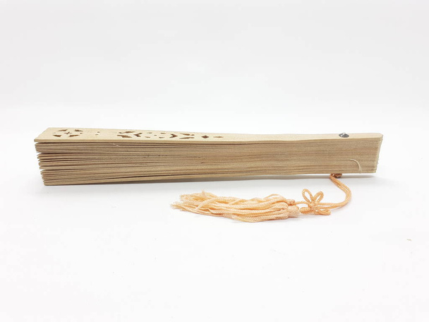 Abanico plegable de seda de bambú de madera Abanico de mano chino japonés vintage estilo retro hecho a mano con una manga de tela y borlas para la decoración del hogar Regalo de boda o baile - Imagen
  - Foto, imagen