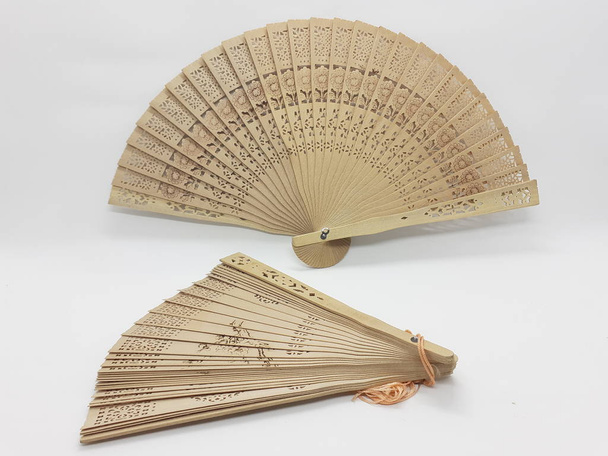 Fa bambusz selyem összecsukható ventilátor kínai japán évjárat retro stílus kézzel készített selyem virágmintás kézi ventilátor egy szövet hüvely és bojt otthoni dekoráció fél esküvő vagy tánc ajándék - Kép  - Fotó, kép