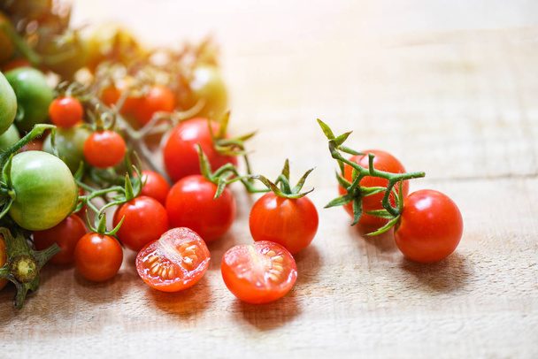 Сбор свежих помидоров органических с зелеными и спелыми красными помидорами
 - Фото, изображение