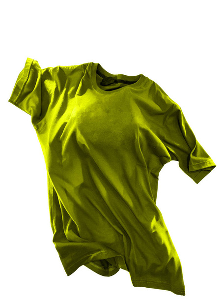 Camisa amarilla flotante con agua de viento Fondo blanco aislado - Imagen
 - Foto, imagen