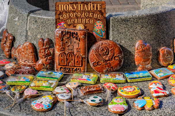 Pryaniki feito à mão ornamentado, biscoitos de especiarias de mel russos à venda na rua em São Petersburgo, Rússia
 - Foto, Imagem
