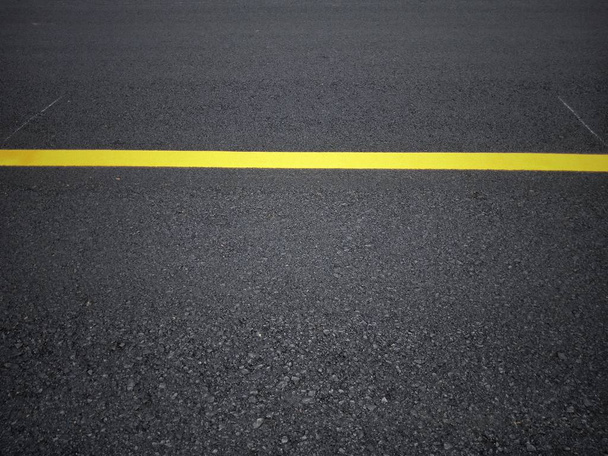 Tinta de trânsito Amarelo na superfície do asfalto
 - Foto, Imagem