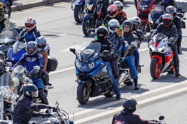 Moscow, Russia - May 04, 2019: Bikers in column ride along Frunzenskaya embankment of Moskva river in Moscow. Moto festival MosMotoFest 2019. Official opening of motorcycle season - 写真・画像