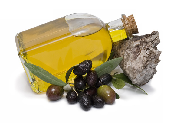Oliiviöljypullo ja oliivit
. - Valokuva, kuva