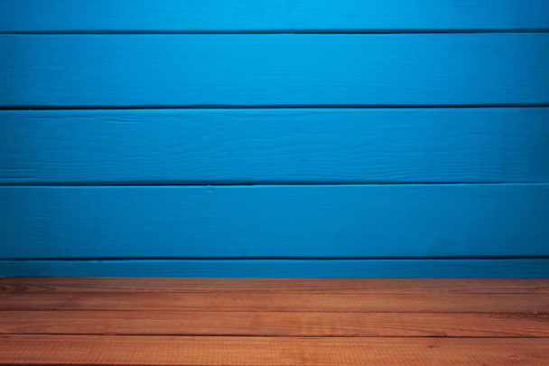 Bellissimo tavolo di legno rosso e legno sfondo parete blu
. - Foto, immagini