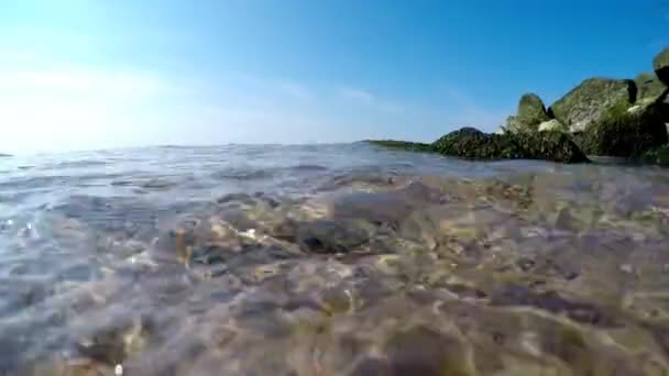 Surf Балтійського моря у Польщі, камера в пошуку - Кадри, відео