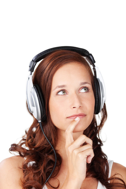 Huomaavainen nuori nainen kuuntelee musiikkia
 - Valokuva, kuva