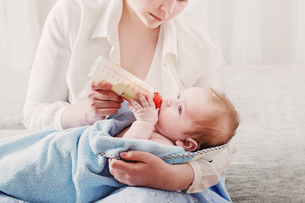 little baby eating milk from  bottle - Foto, afbeelding