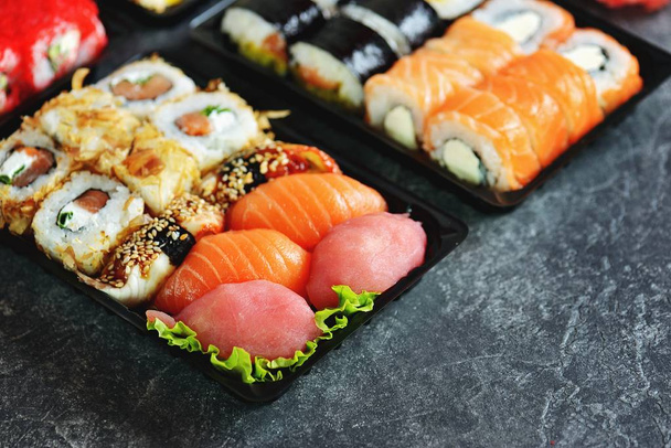 Sushi conjunto com salmão, queijo mole, atum, enguia defumada. Entrega de sushi para casa. Comida saudável. Vista superior. Copiar cpace
.  - Foto, Imagem
