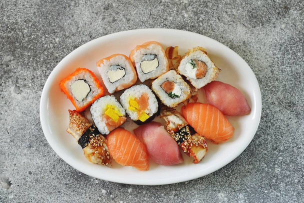 Sushi con salmone, formaggio morbido, tonno, anguilla affumicata. Sushi consegna a casa. Cibo sano. Vista dall'alto
.  - Foto, immagini