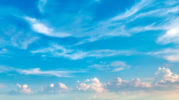 4K upływ czasu toczenia Puffy białe chmury poruszają się z błękitnym niebem w tle. - Materiał filmowy, wideo