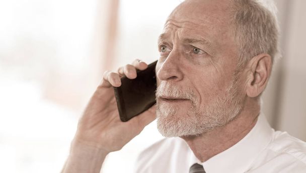 Senior businessman talking on mobile phone - Photo, Image
