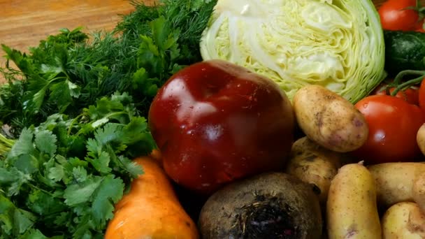 Различные сырые овощи для приготовления овощного супа, борща или вегетарианской здоровой пищи. А также укроп, петрушку и другие кулинарные травы. Концепция здорового питания
. - Кадры, видео