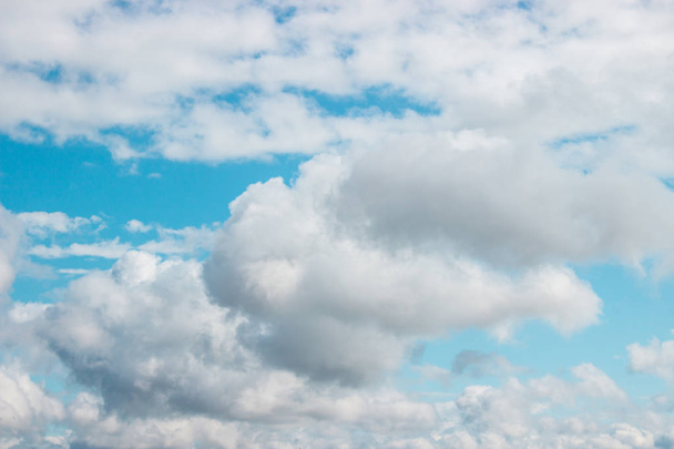 Bewolkte hemel achtergrond. Abstracte fpuffy Cloudscape in de lucht. - Foto, afbeelding