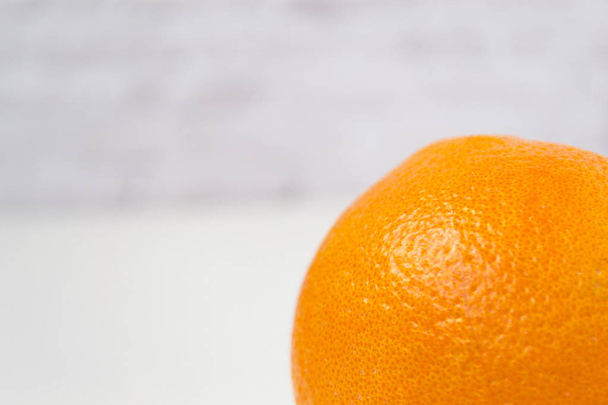 Geïsoleerd oranje oranje tegen een witte achtergrond - Foto, afbeelding