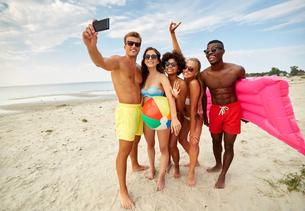 gelukkig vrienden nemen selfie op zomer strand - Foto, afbeelding