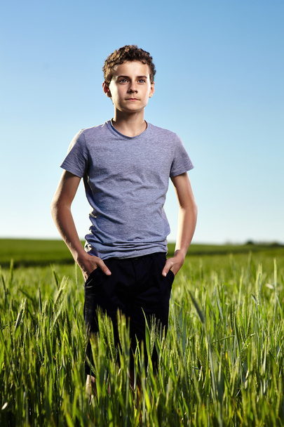 Teenager in a wheat field - Fotó, kép