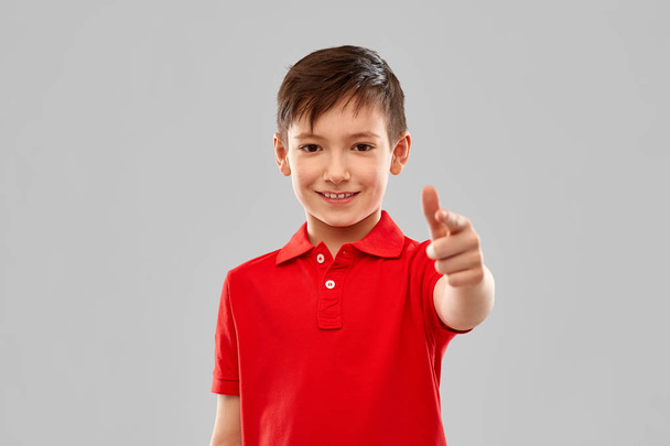 Улыбающийся мальчик в красной футболке указывает пальцем на тебя
 - Фото, изображение