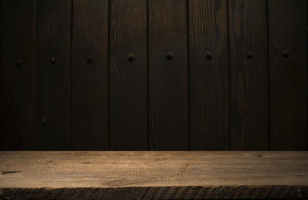 Mesa de madeira vazia na frente do fundo embaçado abstrato do café. pode ser usado para exibir ou montar seus produtos.Preparar para exibição de produto - Foto, Imagem