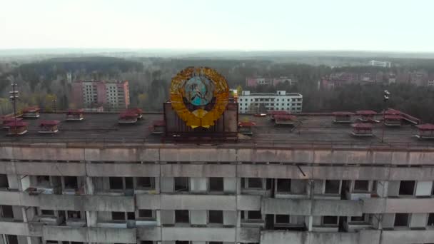 Wapen van de Sovjet-Unie op een gebouw in Pripyat - Video