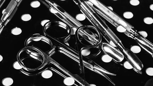 Professionelle Maniküre-Werkzeuge. Nahaufnahme von Nagelpflege-Tools. Set von metallischen Maniküre-Tools Makrosterilisation, Desinfektion - Foto, Bild