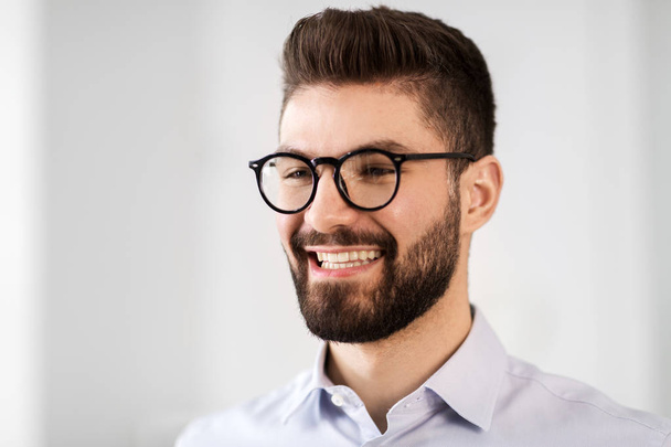 portréja mosolygott szakállas üzletember szemüveg - Fotó, kép