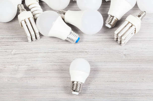 pohled na bílé LED a energeticky úsporžárovky - Fotografie, Obrázek