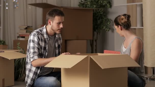 Casal feliz movendo casa e brincando unboxing pertences na noite
 - Filmagem, Vídeo
