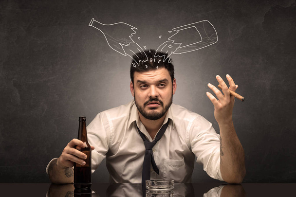 Hombre borracho con concepto de botellas de alcohol de garabato
 - Foto, Imagen
