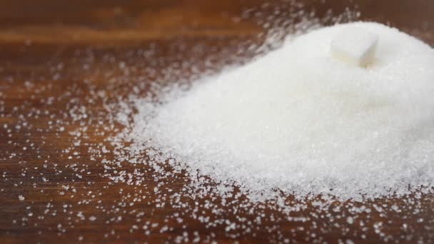 Terrón de azúcar cae sobre el azúcar granulado
 - Metraje, vídeo