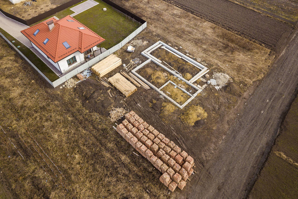 Vista aerea del nuovo tetto della casa con finestre mansardate e edificio si
 - Foto, immagini