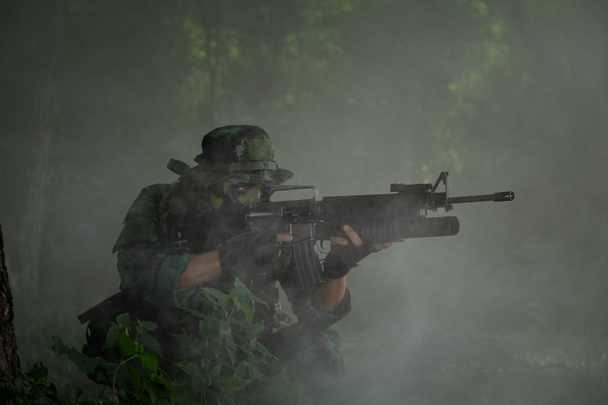 Military Thailand : Un soldat thaïlandais tenant son arme en uniforme militaire
 - Photo, image