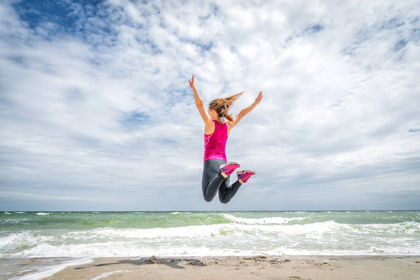 Счастливая красивая девушка прыгает
 - Фото, изображение