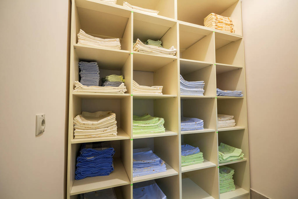 Интерьер белого пластикового шкафа или одежды открытый шкаф с
 - Фото, изображение
