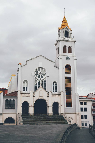                архитектура собора на улице в городе Бильбао Испания
                 - Фото, изображение