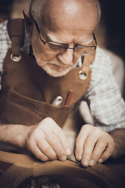 old carpenter at work - Foto, Bild