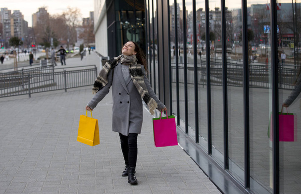 chica con bolsas de compras - Foto, Imagen