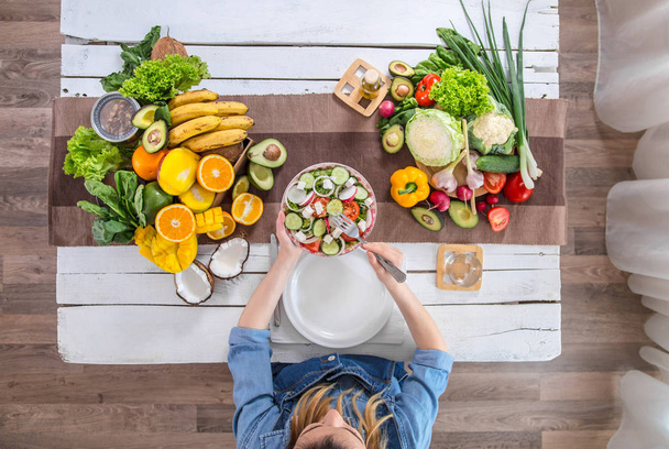 La mujer en la mesa con comida orgánica, la vista desde la parte superior
. - Foto, Imagen