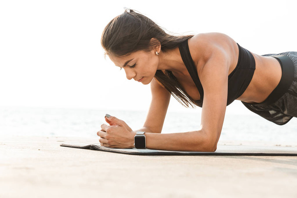 Healthy fit sportswoman doing exercises - Фото, зображення