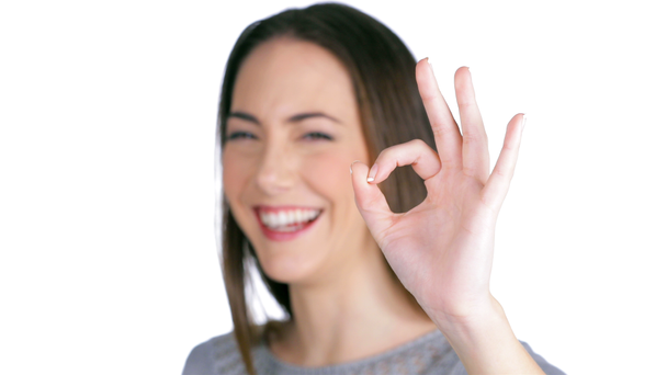 Mujer feliz riendo gesto ok signo aislado sobre fondo blanco
 - Metraje, vídeo