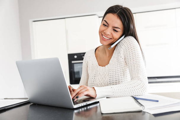 Attractive young woman working with laptop computer - Foto, imagen