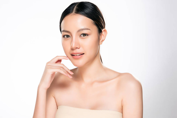 Hermosa joven asiática mujer con limpia piel fresca - Foto, Imagen