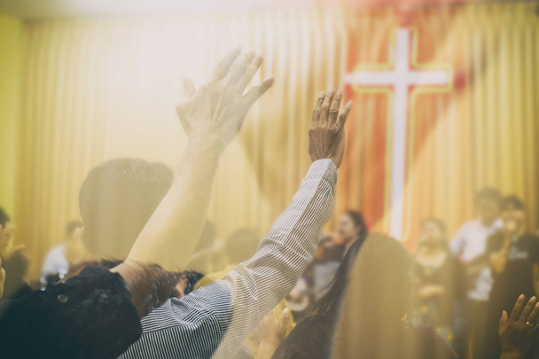 Lidé uctívají Boha na modlitební schůzce. - Fotografie, Obrázek