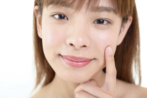 Mujer joven con la salud de la piel de la cara - Foto, imagen