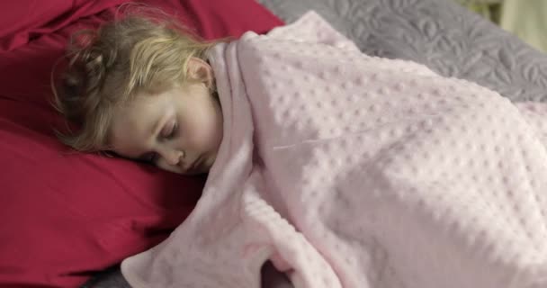 Cute baby sleeping on the bed at home. Little girl sleeping in morning light - Footage, Video