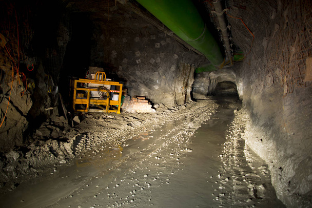 Głęboki podziemny tunel górniczy - Zdjęcie, obraz