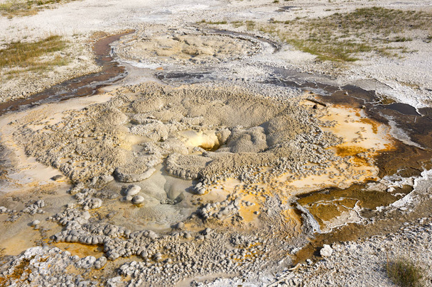Geyserand fonte termal em Yellowstone National Park em Wyoming
 - Foto, Imagem